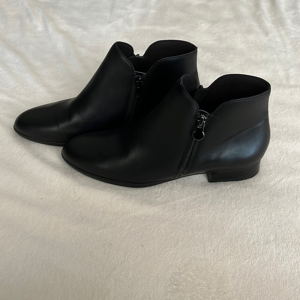 NEVER WORN Size 9.5 narrow Laura Marano booties